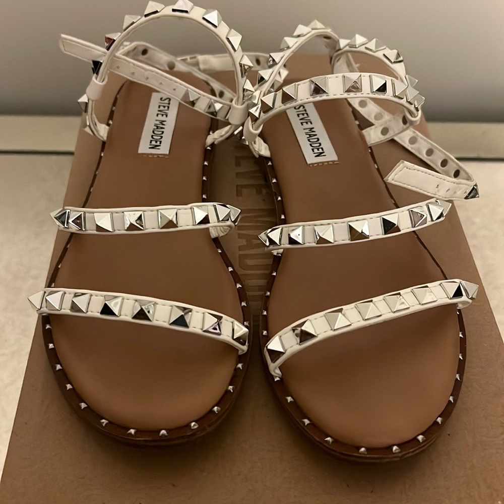 Steve Madden travel flat sandles in white.